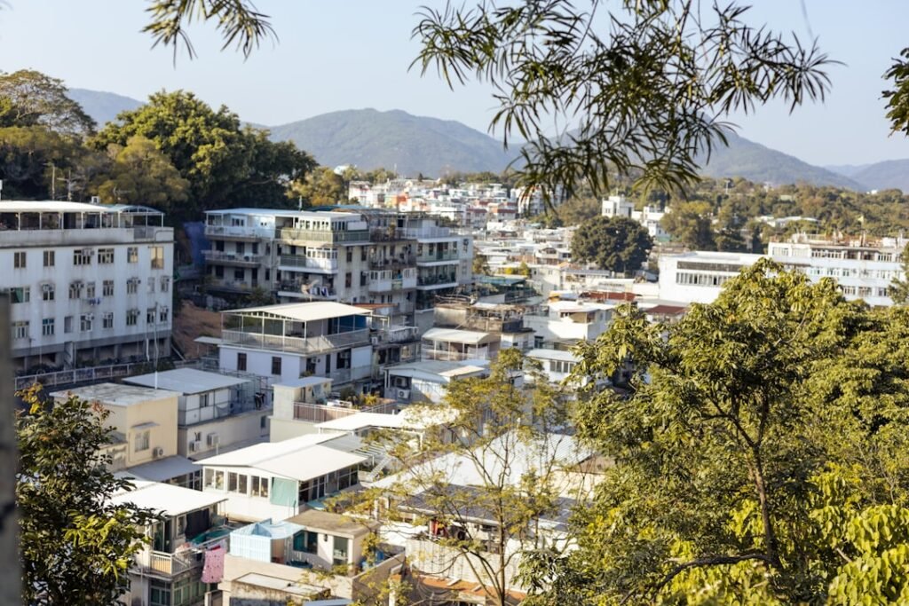 découvrez les quartiers d'antibes à éviter pour un séjour en toute sérénité et profitez pleinement de votre visite sur la côte d'azur.