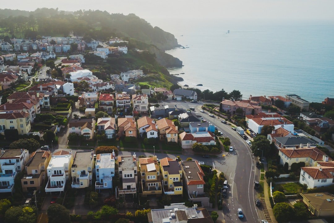 découvrez les quartiers d'antibes à éviter pour un séjour en toute sécurité et tranquillité. guide pratique des zones à contourner dans cette ville côtière.