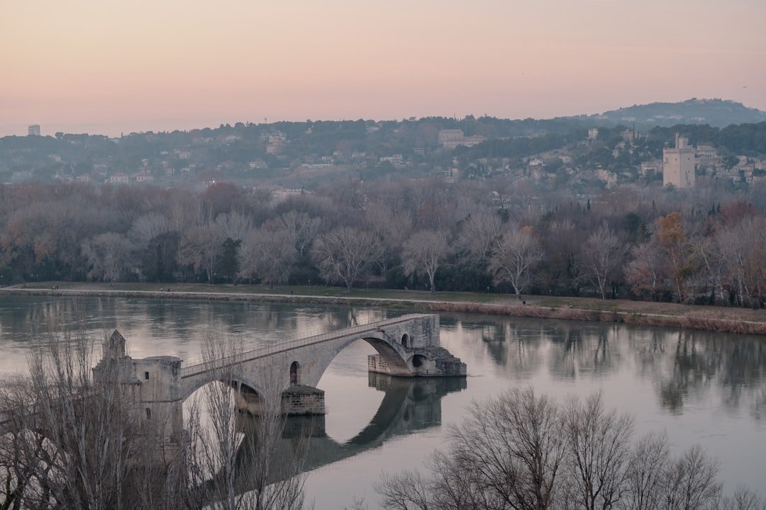 découvrez les quartiers d'avignon à éviter pour un séjour en toute sécurité et tranquillité. conseils et informations essentielles pour bien choisir votre hébergement.