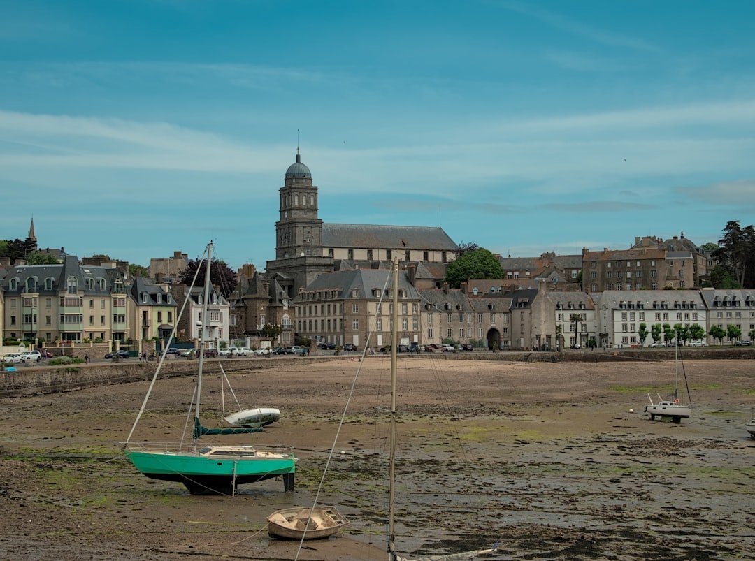 découvrez quels quartiers éviter à saint-malo pour un séjour agréable et en toute sécurité. nos conseils locaux pour bien choisir votre hébergement.