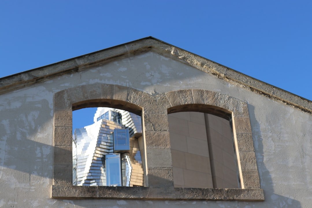 découvrez les quartiers à éviter à arles pour un séjour en toute sécurité et profitez pleinement de votre visite dans cette ville historique.