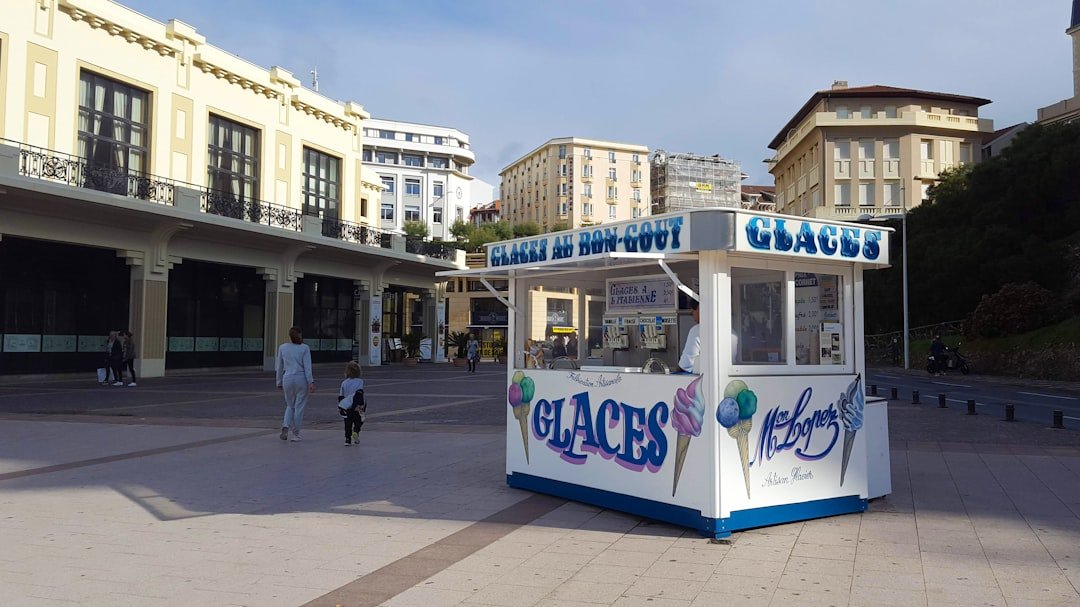 découvrez les quartiers à éviter à biarritz pour un séjour en toute sécurité et profitez pleinement de cette ville balnéaire réputée.