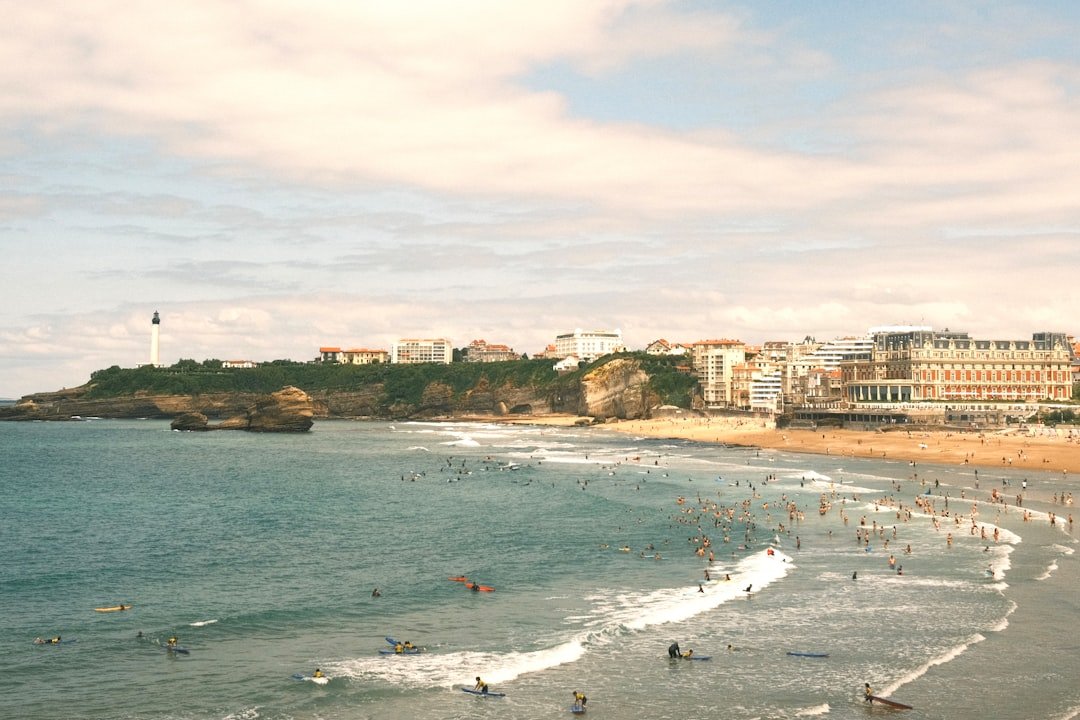 découvrez les quartiers à éviter à biarritz pour un séjour en toute sérénité. guide des zones moins recommandées afin de profiter au mieux de votre visite dans cette ville basque.