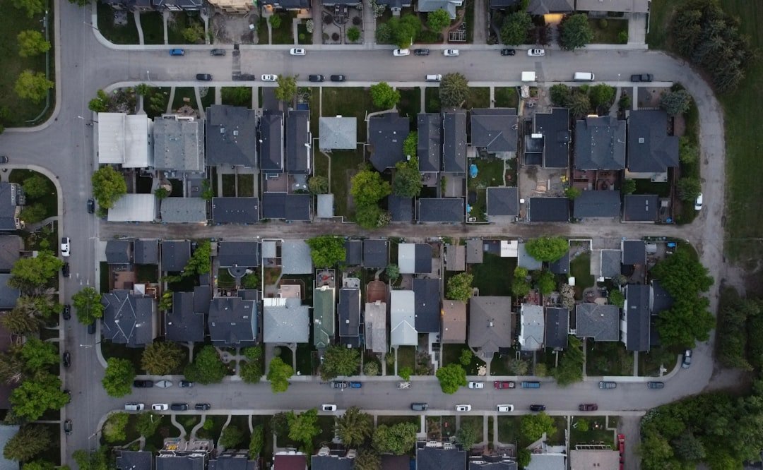 découvrez les quartiers à éviter pour garantir votre sécurité et votre confort lors de vos déplacements ou déménagements.
