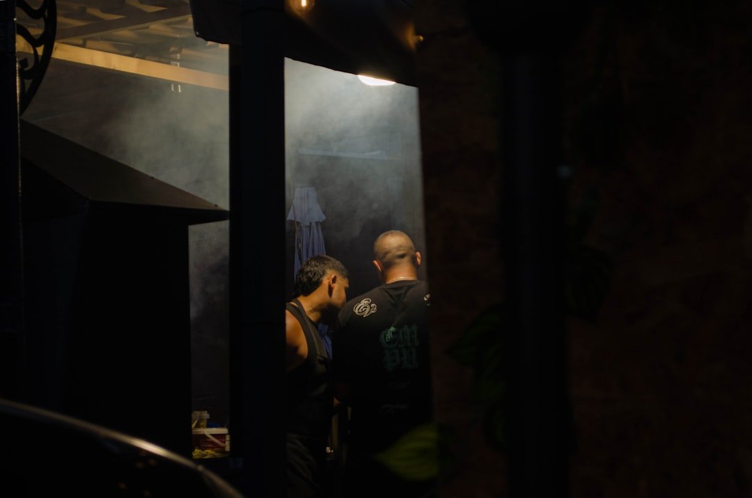 découvrez la vie nocturne animée avec les meilleurs bars, clubs et événements pour profiter de vos nuits en ville.