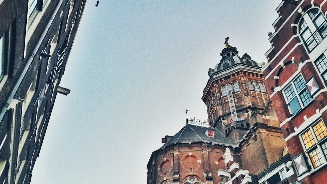 découvrez tout ce qu'il faut savoir sur le quartier rouge, célèbre pour sa vie nocturne animée, ses attractions culturelles et son histoire unique.