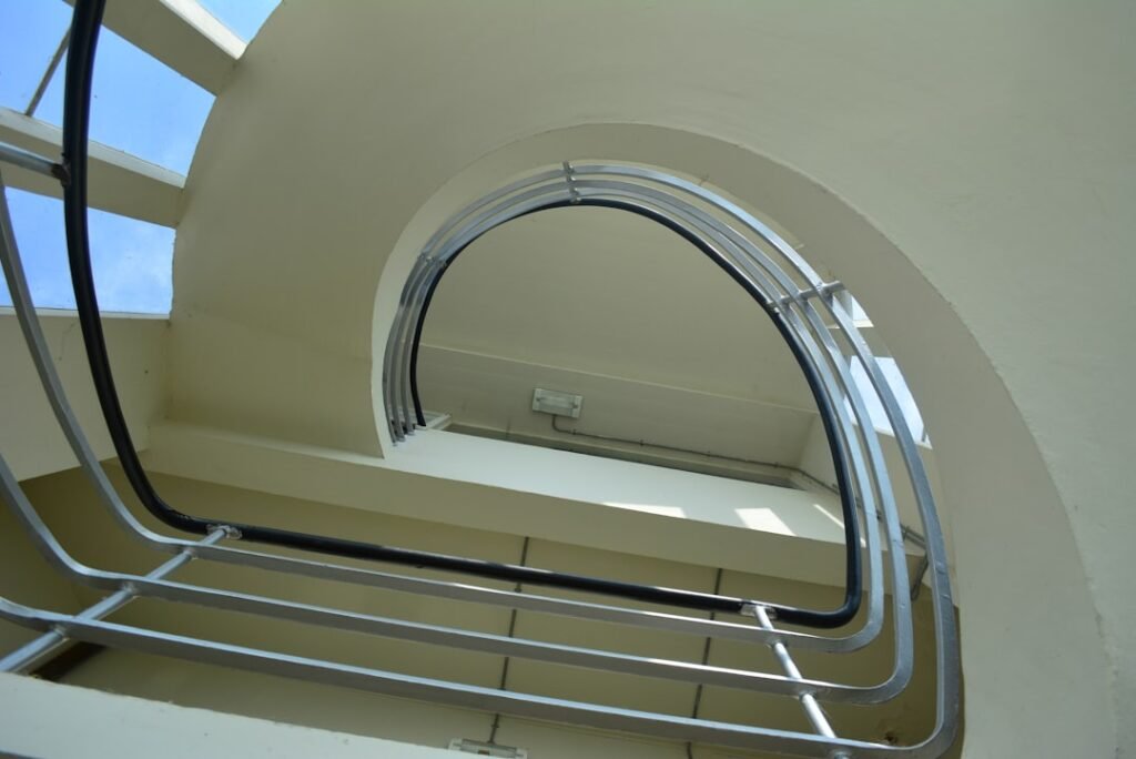 découvrez nos solutions de ventilation pour volets roulants, alliant confort, efficacité énergétique et protection optimale de votre intérieur.