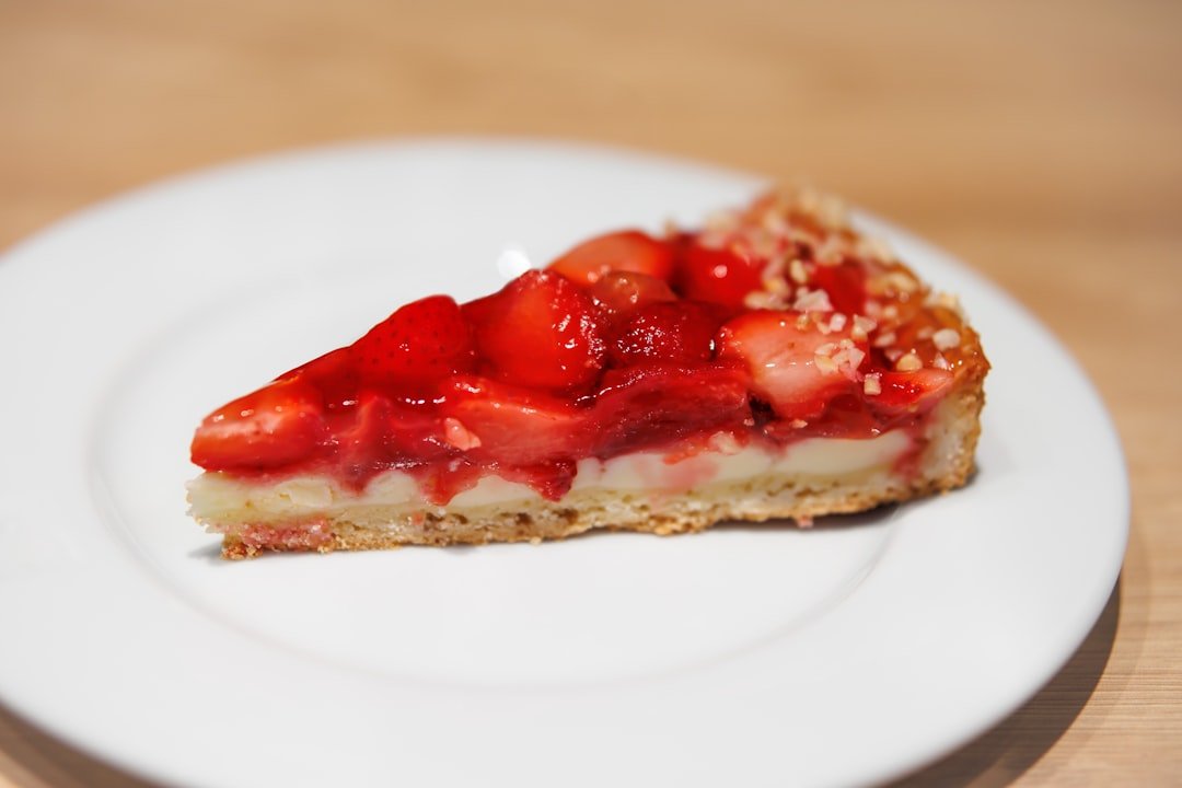 découvrez une délicieuse recette de gâteau à la fraise, moelleuse et parfumée, parfaite pour toutes les occasions.
