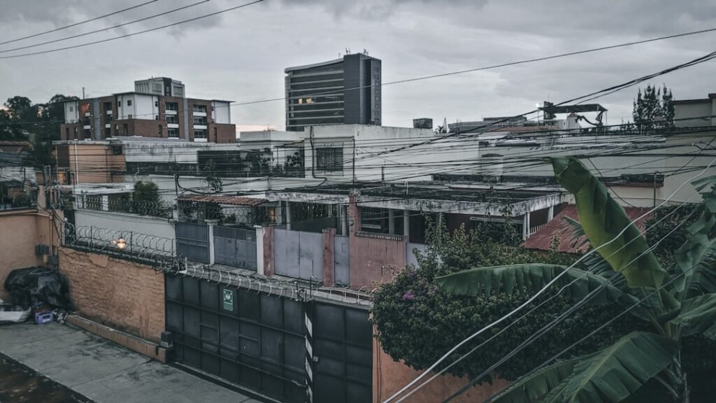 explorez les enjeux urbains actuels, tels que la gestion de la mobilité, le développement durable, l'aménagement des espaces publics et les défis sociaux des villes modernes.