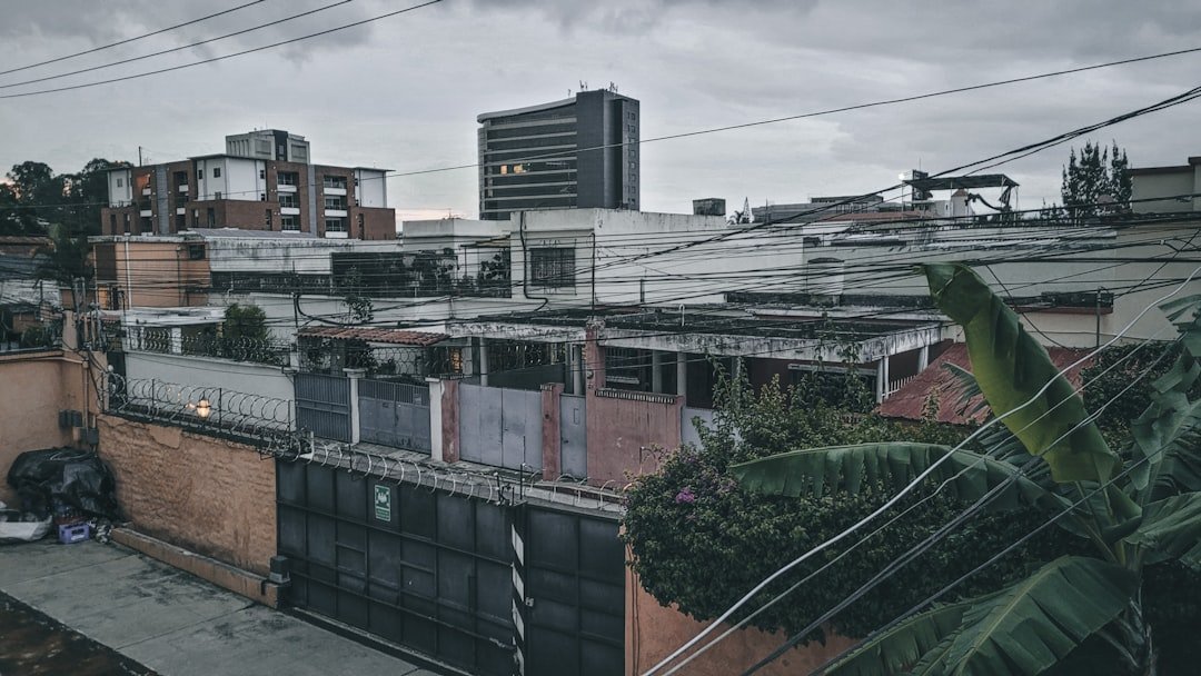 explorez les enjeux urbains actuels, tels que la gestion de la mobilité, le développement durable, l'aménagement des espaces publics et les défis sociaux des villes modernes.