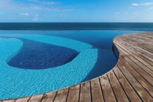 Piscine moderne avec plage immergée : la tendance qui transforme les extérieurs